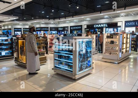 Dubai, Vereinigte Arabische Emirate, 1. März 2017. Einkaufsarkade im Duty Free Dubai Airport Stockfoto