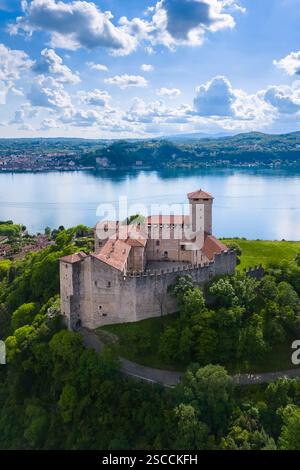 Blick auf die Festung Rocca di Angera im Sommer. Angera, Lago Maggiore, Bezirk Varese, Lombardei, Italien. Stockfoto