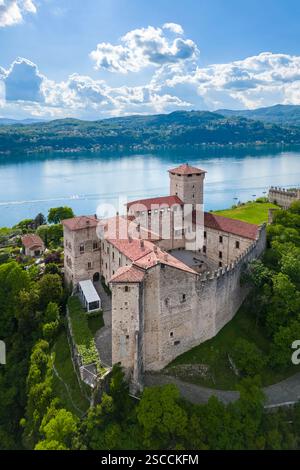 Blick auf die Festung Rocca di Angera im Sommer. Angera, Lago Maggiore, Bezirk Varese, Lombardei, Italien. Stockfoto