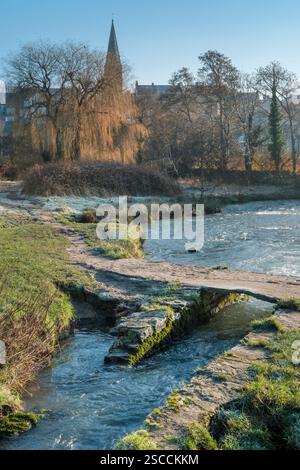 Malmesbury, Wiltshire, England - nach einer sehr kalten Nacht bedeckt der Frost die gefrorene Wasserwiese und die Klatschbrücke über den Fluss Avon kurz nach der Sonne Stockfoto