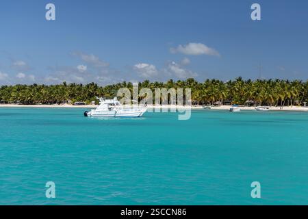 Insel Saona im Nationalpark Cotubanamá. Eine tropische Karibikinsel mit weißem Sand, klarem türkisfarbenem Wasser und Palmen, Dominikanische Republik Stockfoto