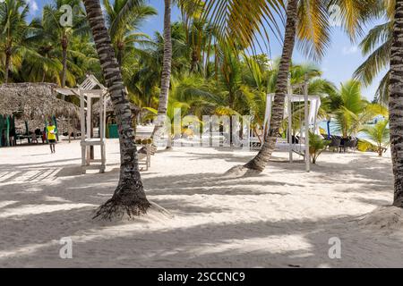 Insel Saona im Nationalpark Cotubanamá. Eine tropische Karibikinsel mit weißem Sand, klarem türkisfarbenem Wasser und Palmen, Dominikanische Republik Stockfoto