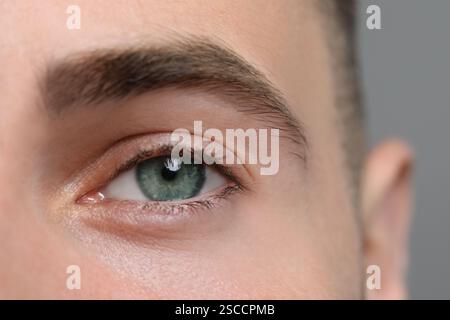 Nahaufnahme eines Mannes mit grünen Augen Stockfoto