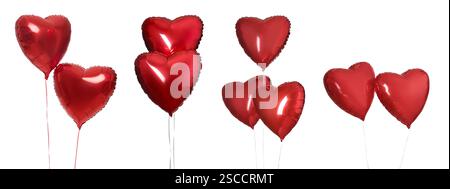 Glänzend rote, herzförmige Ballons isoliert auf weiß Stockfoto