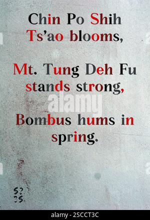 Chin Po Shih TS'ao Blooms, Mt. Tung Deh Fu steht stark, Bombus summt im Frühling. Bartholomew Hawkes Silberne Schriftstellergilde. Kunst von Zsuzsa Szikra. Poetry Art Print, Triplumes ist eine einzigartige poetische Form, die vom traditionellen Haiku inspiriert ist und aus drei Linien besteht, die Momente der Klarheit, der Emotionen und der Einsicht einfangen. In unserer Kollektion setzen wir uns für die Freiheit der Sprache ein, wo das Vermischen von Wörtern und das Entfernen von Bindestrichen mehr ist als eine stilistische Wahl – sie ist eine Möglichkeit, Einheit und Nähe zwischen Ideen zu vermitteln und einen fließenden, kompakten Ausdruck zu schaffen, der mit den Rhythmen des modernen Lebens in Einklang steht. Stockfoto