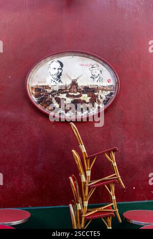 Eine Gedenktafel mit den Namen Renoir und Van Gogh darauf, die an der Außenwand des 'le Consulat' in Montmartre, 18. Arrondissement, hängt Stockfoto