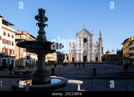 Architekturszene in Florenz, Italien. Blick auf den beeindruckenden Platz der Basilika Santa Croce. Dante Monument und Grab. Es ist dämmerlich und da ist ein ston Stockfoto