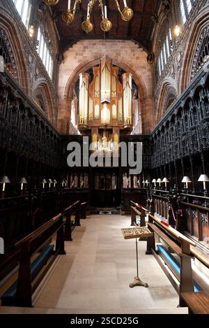 Manchester, Großbritannien, 16. Juli 2019: Innenansicht des Innenraums der Kathedrale von Manchester mit verzierten Details und einer großen Orgel darüber. Stockfoto