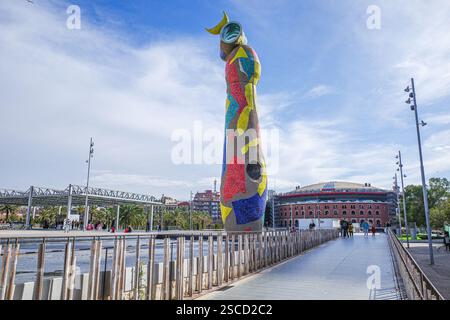 Barcelona, Spanien - 2. Februar 2025: Surrealistische Skulptur „Frau und Vogel“ des Künstlers Joan Miro, Barcelona Stockfoto