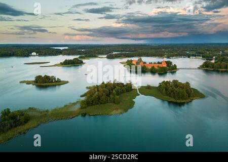 Blick aus der Vogelperspektive auf den Galve-See mit den Grünen Inseln und dem Trakai-Schloss in einer davon, Litauen Stockfoto