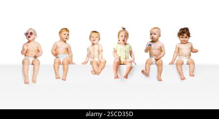 Babys sitzen, einer trägt eine Sonnenbrille, andere spielen, lachen, beobachten die Umgebung, fängt fröhliche Kindheitsmomente ein, reflektiert unbeschwert Stockfoto
