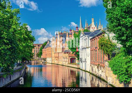 Groenerei Grüner Kanal Wasser der Reie mit Steinbrücke, grüne Bäume am Damm in Brügge Altstadt Viertel, Häuser in Brügge Stockfoto