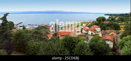Der Hafen von Thonon am Ufer des Genfer Sees. Stockfoto