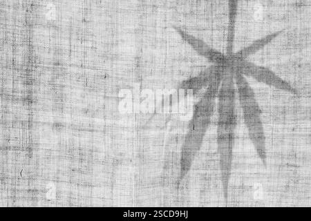 Silhouette aus Hanfblatt auf Hanf-Canvas. Cannabisblatt. Schwarz-weiß. Kopierbereich. Stockfoto