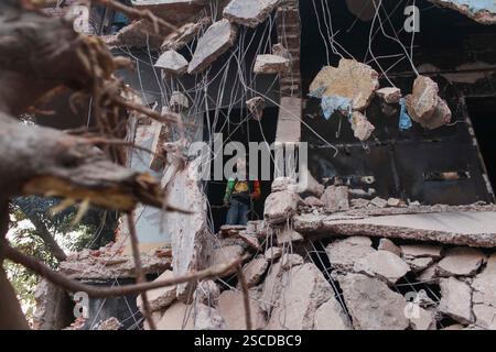 Dhaka, Dhaka, Bangladesch. Februar 2025. Menschen versammeln sich, nachdem Demonstranten am 6. Februar 2025 das Bangabandhu Memorial Museum, die ehemalige Residenz von Scheich Mujibur Rahman, dem Vater des ehemaligen Premierministers Scheich Hasina, in Dhaka, Bangladesch, stürmen. (Kreditbild: © Abu Sufian Jewel/ZUMA Press Wire) NUR REDAKTIONELLE VERWENDUNG! Nicht für kommerzielle ZWECKE! Stockfoto