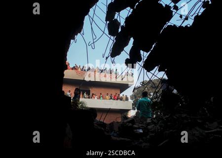Dhaka, Dhaka, Bangladesch. Februar 2025. Menschen versammeln sich, nachdem Demonstranten am 6. Februar 2025 das Bangabandhu Memorial Museum, die ehemalige Residenz von Scheich Mujibur Rahman, dem Vater des ehemaligen Premierministers Scheich Hasina, in Dhaka, Bangladesch, stürmen. (Kreditbild: © Abu Sufian Jewel/ZUMA Press Wire) NUR REDAKTIONELLE VERWENDUNG! Nicht für kommerzielle ZWECKE! Stockfoto