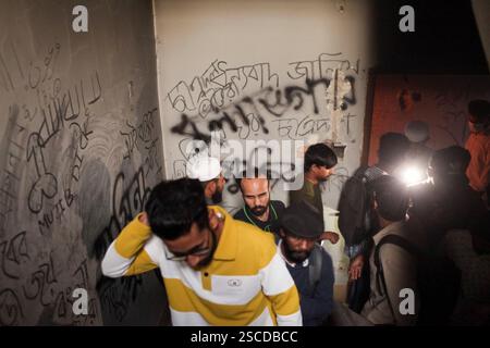 Dhaka, Dhaka, Bangladesch. Februar 2025. Menschen versammeln sich, nachdem Demonstranten am 6. Februar 2025 das Bangabandhu Memorial Museum, die ehemalige Residenz von Scheich Mujibur Rahman, dem Vater des ehemaligen Premierministers Scheich Hasina, in Dhaka, Bangladesch, stürmen. (Kreditbild: © Abu Sufian Jewel/ZUMA Press Wire) NUR REDAKTIONELLE VERWENDUNG! Nicht für kommerzielle ZWECKE! Stockfoto