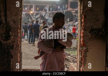 Dhaka, Dhaka, Bangladesch. Februar 2025. Menschen versammeln sich, nachdem Demonstranten am 6. Februar 2025 das Bangabandhu Memorial Museum, die ehemalige Residenz von Scheich Mujibur Rahman, dem Vater des ehemaligen Premierministers Scheich Hasina, in Dhaka, Bangladesch, stürmen. (Kreditbild: © Abu Sufian Jewel/ZUMA Press Wire) NUR REDAKTIONELLE VERWENDUNG! Nicht für kommerzielle ZWECKE! Stockfoto