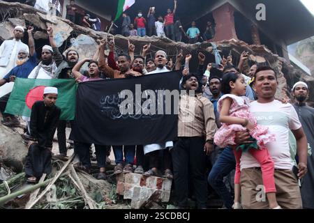 Dhaka, Dhaka, Bangladesch. Februar 2025. Menschen versammeln sich, nachdem Demonstranten am 6. Februar 2025 das Bangabandhu Memorial Museum, die ehemalige Residenz von Scheich Mujibur Rahman, dem Vater des ehemaligen Premierministers Scheich Hasina, in Dhaka, Bangladesch, stürmen. (Kreditbild: © Abu Sufian Jewel/ZUMA Press Wire) NUR REDAKTIONELLE VERWENDUNG! Nicht für kommerzielle ZWECKE! Stockfoto
