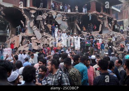 Dhaka, Dhaka, Bangladesch. Februar 2025. Menschen versammeln sich, nachdem Demonstranten am 6. Februar 2025 das Bangabandhu Memorial Museum, die ehemalige Residenz von Scheich Mujibur Rahman, dem Vater des ehemaligen Premierministers Scheich Hasina, in Dhaka, Bangladesch, stürmen. (Kreditbild: © Abu Sufian Jewel/ZUMA Press Wire) NUR REDAKTIONELLE VERWENDUNG! Nicht für kommerzielle ZWECKE! Stockfoto