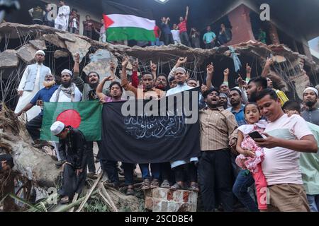 Dhaka, Dhaka, Bangladesch. Februar 2025. Menschen versammeln sich, nachdem Demonstranten am 6. Februar 2025 das Bangabandhu Memorial Museum, die ehemalige Residenz von Scheich Mujibur Rahman, dem Vater des ehemaligen Premierministers Scheich Hasina, in Dhaka, Bangladesch, stürmen. (Kreditbild: © Abu Sufian Jewel/ZUMA Press Wire) NUR REDAKTIONELLE VERWENDUNG! Nicht für kommerzielle ZWECKE! Stockfoto