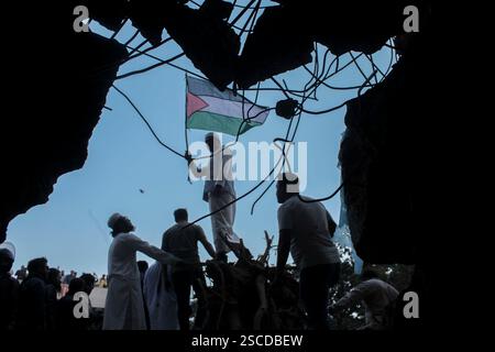 Dhaka, Dhaka, Bangladesch. Februar 2025. Ein Demonstrant schwingt eine palästinensische Flagge vor. Bangabandhu Memorial Museum. Menschen versammeln sich, nachdem Demonstranten am 6. Februar 2025 das Bangabandhu Memorial Museum, die ehemalige Residenz von Scheich Mujibur Rahman, Vater des ehemaligen Premierministers Scheich Hasina, in Dhaka, Bangladesch, stürmen (Credit Image: © Abu Sufian Jewel/ZUMA Press Wire). Nicht für kommerzielle ZWECKE! Stockfoto