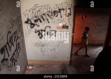 Dhaka, Dhaka, Bangladesch. Februar 2025. Menschen versammeln sich, nachdem Demonstranten am 6. Februar 2025 das Bangabandhu Memorial Museum, die ehemalige Residenz von Scheich Mujibur Rahman, dem Vater des ehemaligen Premierministers Scheich Hasina, in Dhaka, Bangladesch, stürmen. (Kreditbild: © Abu Sufian Jewel/ZUMA Press Wire) NUR REDAKTIONELLE VERWENDUNG! Nicht für kommerzielle ZWECKE! Stockfoto