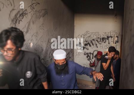 Dhaka, Dhaka, Bangladesch. Februar 2025. Menschen versammeln sich, nachdem Demonstranten am 6. Februar 2025 das Bangabandhu Memorial Museum, die ehemalige Residenz von Scheich Mujibur Rahman, dem Vater des ehemaligen Premierministers Scheich Hasina, in Dhaka, Bangladesch, stürmen. (Kreditbild: © Abu Sufian Jewel/ZUMA Press Wire) NUR REDAKTIONELLE VERWENDUNG! Nicht für kommerzielle ZWECKE! Stockfoto