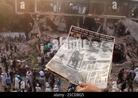 Dhaka, Dhaka, Bangladesch. Februar 2025. Menschen versammeln sich, nachdem Demonstranten am 6. Februar 2025 das Bangabandhu Memorial Museum, die ehemalige Residenz von Scheich Mujibur Rahman, dem Vater des ehemaligen Premierministers Scheich Hasina, in Dhaka, Bangladesch, stürmen. (Kreditbild: © Abu Sufian Jewel/ZUMA Press Wire) NUR REDAKTIONELLE VERWENDUNG! Nicht für kommerzielle ZWECKE! Stockfoto