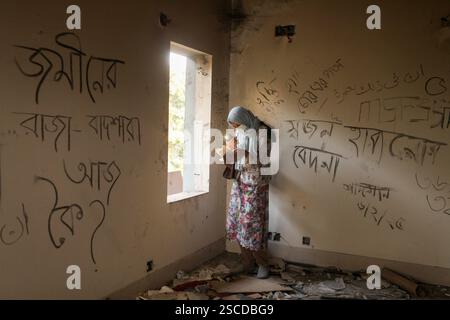 Dhaka, Dhaka, Bangladesch. Februar 2025. Menschen versammeln sich, nachdem Demonstranten am 6. Februar 2025 das Bangabandhu Memorial Museum, die ehemalige Residenz von Scheich Mujibur Rahman, dem Vater des ehemaligen Premierministers Scheich Hasina, in Dhaka, Bangladesch, stürmen. (Kreditbild: © Abu Sufian Jewel/ZUMA Press Wire) NUR REDAKTIONELLE VERWENDUNG! Nicht für kommerzielle ZWECKE! Stockfoto