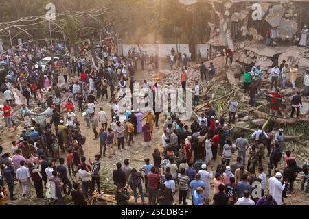 Dhaka, Dhaka, Bangladesch. Februar 2025. Menschen versammeln sich, nachdem Demonstranten am 6. Februar 2025 das Bangabandhu Memorial Museum, die ehemalige Residenz von Scheich Mujibur Rahman, dem Vater des ehemaligen Premierministers Scheich Hasina, in Dhaka, Bangladesch, stürmen. (Kreditbild: © Abu Sufian Jewel/ZUMA Press Wire) NUR REDAKTIONELLE VERWENDUNG! Nicht für kommerzielle ZWECKE! Stockfoto