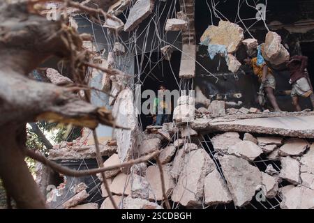 Dhaka, Dhaka, Bangladesch. Februar 2025. Menschen versammeln sich, nachdem Demonstranten am 6. Februar 2025 das Bangabandhu Memorial Museum, die ehemalige Residenz von Scheich Mujibur Rahman, dem Vater des ehemaligen Premierministers Scheich Hasina, in Dhaka, Bangladesch, stürmen. (Kreditbild: © Abu Sufian Jewel/ZUMA Press Wire) NUR REDAKTIONELLE VERWENDUNG! Nicht für kommerzielle ZWECKE! Stockfoto