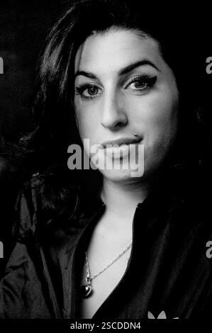 AMY WINEHOUSE, YOUNG PORTRAIT, 2004: A Portrait of a Young Amy Winehouse at the Barfly Club in Cardiff, Wales, UK am 2. März 2004. Dieses Foto wurde hinter der Bühne bei einem Benefizkonzert für etwa 100 Menschen in einem winzigen Club aufgenommen und die junge 20-jährige Sängerin tourte mit Songs von ihrem Debütalbum Frank. Foto: ROB WATKINS Stockfoto