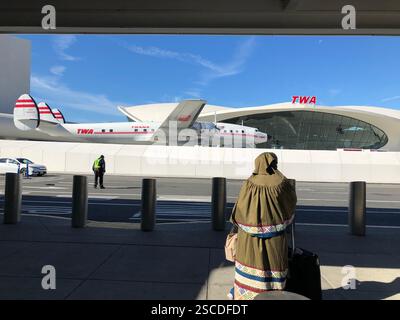 Ein Reisender steht mit Gepäck vor dem TWA Hotel am John F. Kennedy International Airport in New York City. Stockfoto