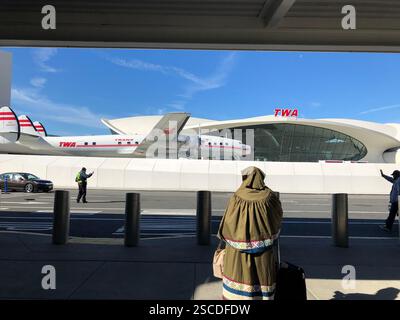 Ein Reisender steht mit Gepäck vor dem TWA Hotel am John F. Kennedy International Airport in New York City. Stockfoto