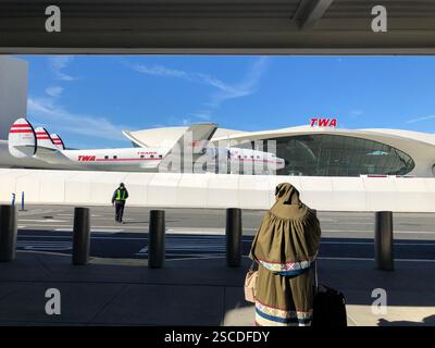 Ein Reisender steht mit Gepäck vor dem TWA Hotel am John F. Kennedy International Airport in New York City. Stockfoto