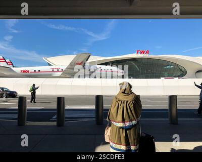Ein Reisender steht mit Gepäck vor dem TWA Hotel am John F. Kennedy International Airport in New York City. Stockfoto