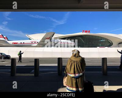 Ein Reisender steht mit Gepäck vor dem TWA Hotel am John F. Kennedy International Airport in New York City. Stockfoto