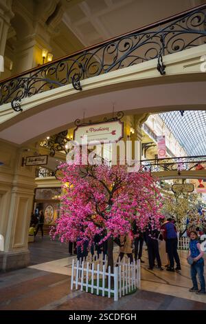 Moskau, Russland, 1. MAI 2016. Galerie im Innern des Kaufhauses KAUGUMMI auf dem roten Platz in Moskau Stockfoto