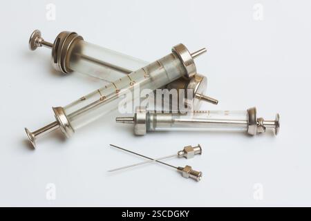 Spritzen altes Modell auf weißem Hintergrund Stockfoto