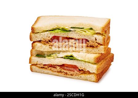 Sandwich im koreanischen Stil mit Thunfisch, Blattsalat, Tomaten und Mayonnaise auf weißem Hintergrund. Beschneidungspfad enthalten. Stockfoto
