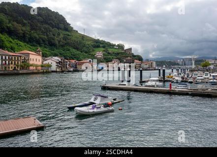 Historische Gebäude und Boote säumen den lebhaften Hafen von Pasaia entlang der Route Camino Norte im Baskenland in Nordspanien Stockfoto