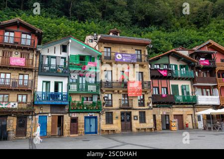 Historische Gebäude und Boote säumen den lebhaften Hafen von Pasaia entlang der Route Camino Norte im Baskenland in Nordspanien Stockfoto