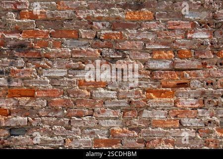 Abstrakter roter Backsteinhintergrund mit strukturierten Variationen und Erdtönen in einem verwitterten Aussehen Stockfoto