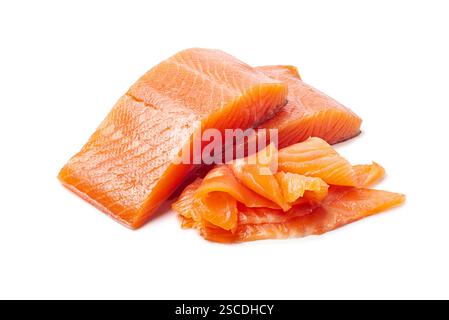 Zwei Stücke Lachs- oder Forellenfilet und einige dünne Scheiben isoliert auf weißem Hintergrund. Beschneidungspfad enthalten. Stockfoto