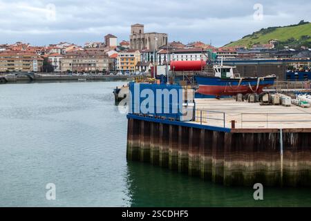 Blick auf den Hafen von Zumaia mit Kirche und farbenfrohen Gebäuden am Ufer des Urola im Baskenland, Nordspanien Stockfoto