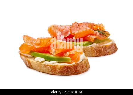 Leckere Canapes mit Lachs, Avocado und Frischkäse isoliert auf weiß. Beschneidungspfad enthalten Stockfoto