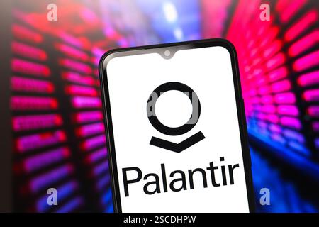 In dieser Abbildung wird das Palantir Technologies Logo auf einem Smartphone-Bildschirm angezeigt. Stockfoto