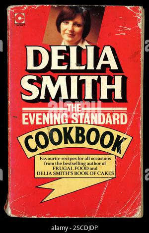Gut benutzte Kopie des 1970er Jahre-Taschenbuchs des Evening Standard Kochbuchs von Delia Smith, veröffentlicht 1978, Großbritannien Stockfoto