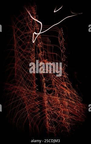 Abstrakte rote orange schiefe Linien auf dunkelschwarzem Hintergrund Stockfoto